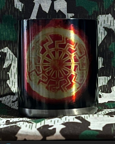 Edelstahltasse mit Karabinerhakengriff - Schwarze Sonne - brennend Edelstahltasse mit Karabinerhakengriff - Schwarze Sonne - brennend